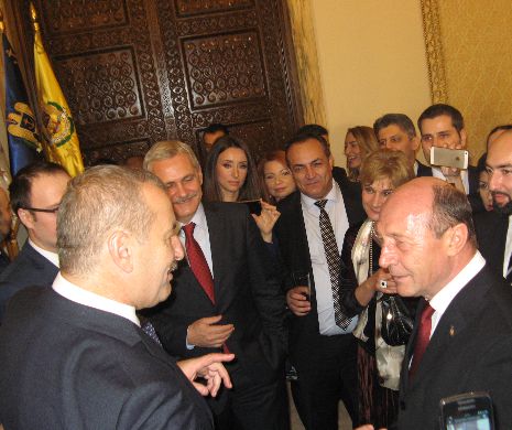Băsescu şi Dragnea au făcut o poză la recepția de la Cotroceni. Șeful statului, despre vicepremier: Nu e băsist, mai rău, e macovist!