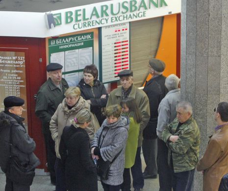 BELARUS. Deponenții încep să-și schimbe rublele în dolari, de frica recesiunii din Rusia