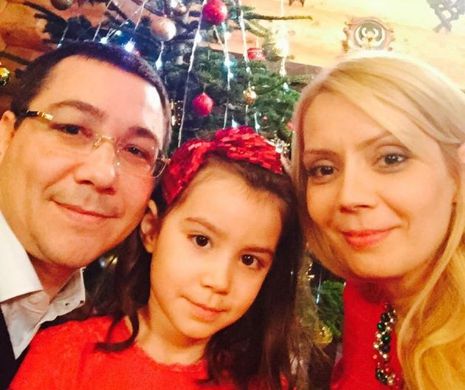 Ce mesaje au transmis politicienii de Crăciun. Victor Ponta şi Adrian Năstase au publicat fotografii alături de familie