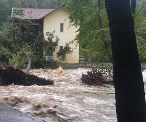 Cod PORTOCALIU de inundații în judeţele Dâmboviţa şi Giurgiu. Noapte albă pentru oamenii din localităţile invadate de ape