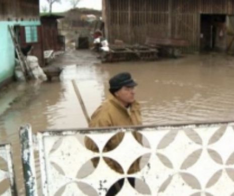 Cod PORTOCALIU de inundații. Peste 80 de gospodării din Dâmbovița SUNT SUB APE