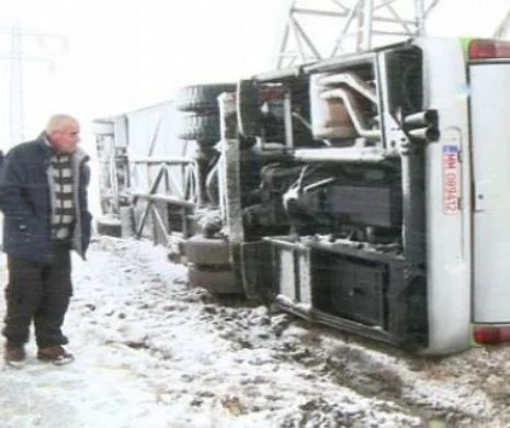 COD PORTOCALIU de ninsori. Un autocar cu 33 de oameni, RĂSTURNAT în şanţ.