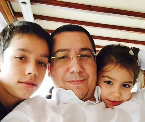 Crăciun în familie: Victor Ponta, într-o fotografie emoționantă alături de copii