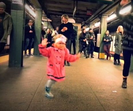 Cum a reușit o fețită să „CORUPĂ” navetiștii de la metroul din New York să de bucure de viață | GALERIE FOTO și VIDEO