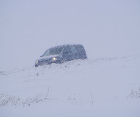 Două autovehicule au derapat şi sunt BLOCATE în zăpadă. ARMATA intervine