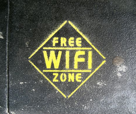 Experiment TULBURĂTOR: Și-au dat COPILUL în schimbul unui Wi-Fi gratuit!