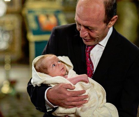 Fostul președinte Traian Băsescu a postat o poză cu nepoțelul său
