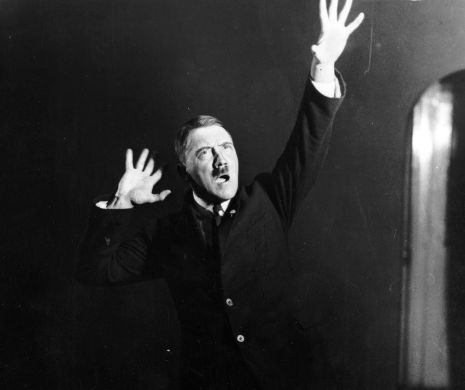FOTOGRAFII DOCUMENT. Temutul lider nazist Adolf Hitler își exersa discursurile în oglindă
