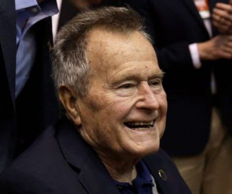 George H. W. Bush respiră normal, dar va mai sta o noapte în spital