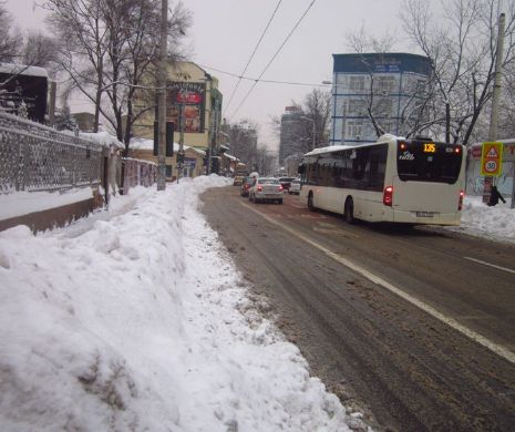 Iarna a pus stăpânire pe Capitală. Circulaţia rutieră este îngreunată din cauza ninsorii