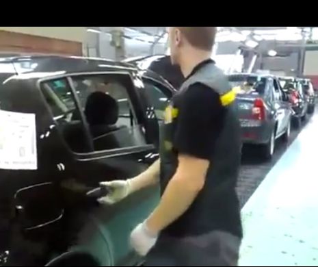 Imagini incredibile intr-o fabrica Dacia! Cum se rezolva problema usilor in 2014? Solutia vine cu ciocanul! VIDEO