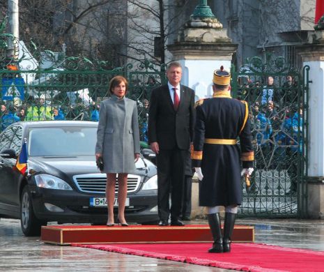 Iohannis s-a instalat la Cotroceni. Băsescu a plecat sărutând Tricolorul