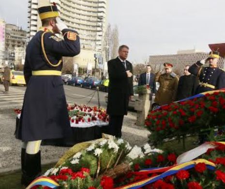 Klaus Iohannis a depus o coroană de flori la Monumentul Revoluţiei din Piaţa Universităţii