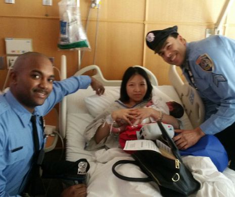 MIRCOL DE CRĂCIUN. Doi polițiști au ajutat o femeie să nască într-un vagon de metrou | GALERIE FOTO și VIDEO