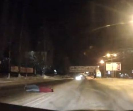 Moartă de BEATĂ pe stradă. Un şofer a fost la un pas să calce o femeie care era întinsă pe jos | VIDEO
