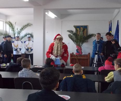 Moş Crăciun a ajuns la Neptun, la invitaţia jandarmilor care asigură protecţia preşedintelui ţării