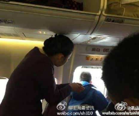 O lume nebună: un chinez a deschis ușa unui avion ca să ia puțin aer