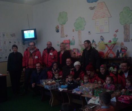 POVESTEA UIMITOARE a ajutoarelor lui Moș Crăciun care au adus din Germania cadouri pentru 80.000 de copii români | GALERIE FOTO