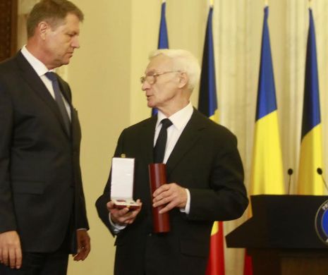 Președintele Klaus Iohannis, criticat aspru pentru decizia de a-l decora pe Octav Bjoza