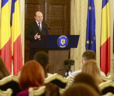 Președintele Traian Băsescu, la final de mandat. Imagini de la ultima conferință de presă la Palatul Cotroceni. Șeful statului a dat autografe și s-a fotografiat cu jurnaliștii / GALERIE FOTO