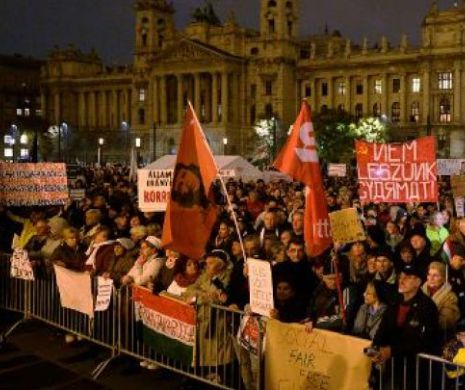 PROTESTE la Budapesta: Mii de persoane cer în stradă SCHIMBAREA regimului lui Viktor Orban | VIDEO