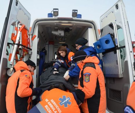 ROMÂNIA, sub ZĂPADĂ. Încă o ambulanță, solicitată de o PACIENTĂ cardiacă, a rămas blocată în NĂMEȚI