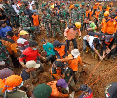 TRAGEDIE în Indonezia. 39 de MORŢI şi 69 de DISPĂRUŢI din cauza unei alunecări de teren
