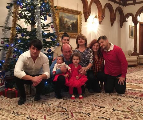 Traian Băsescu a postat imagini cu familia și nepoții, pe Facebook