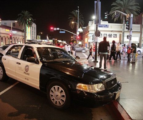 UCIS de polițiști în fața turiștilor de la Hollywood, la o aruncătură de băț de Walk of Fame | FOTO și VIDEO