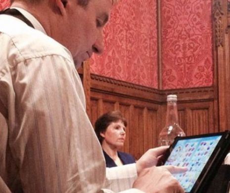 Un deputat a fost suprins jucând Candy Crush Saga în timpul unei reuniuni parlamentare
