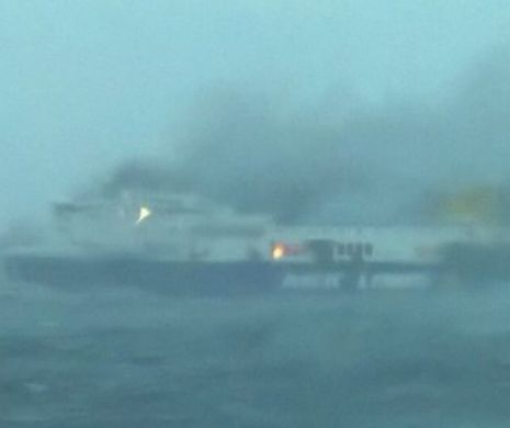 Un feribot italian, în flăcări. Aproape 500 de oameni se află la bord