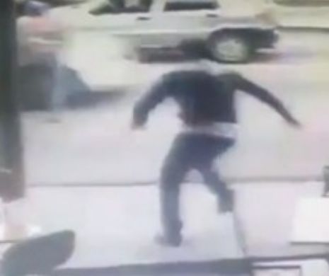 Un hoț ghinionist a fost călcat de mașină după ce furase un telefon.VIDEO INCREDIBIL