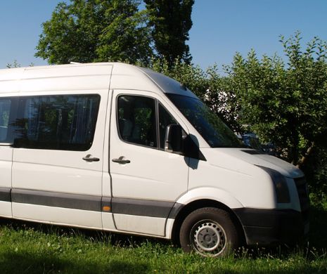 Un microbuz s-a răsturnat în Vâlcea. 13 persoane au fost rănite