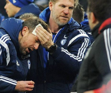 VIDEO. Antrenorul secund al formației Schalke 04 a fost GRAV RĂNIT la cap de o brichetă aruncată din tribună