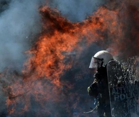 VIOLENȚE la Atena în timpul unei manifestații organizată în memoria unui adolescent ucis de poliție. Protestatarii au aruncat cu pietre și cocteiluri Molotov, forțele de oridine au răspuns cu gaze lacrimogene | FOTO