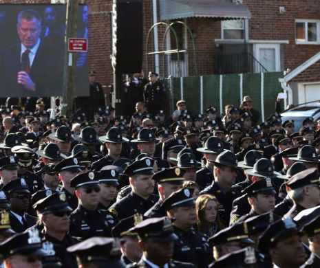 ZECI DE MII de poliţişti au participat la funeraliile colegului lor Rafael Ramos asasinat la New York. Sute de oameni s-au întors cu cu spatele când a vorbit primarul | GALERIE FOTO și VIDEO