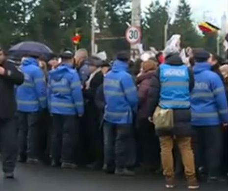 Zeci de oameni au ieşit în stradă pentru Traian Băsescu. Cetăţenii, alături de preşedintele României la predarea mandatului