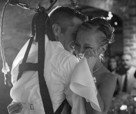 A făcut-o să plângă în hohote la propria nuntă. Ce a putut să facă mirele în cea mai importantă zi din viaţa lor. Clipul care a făcut ravagii pe internet | VIDEO FOTO