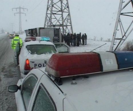 ACCIDENT GRAV în Ialomița. Doi polițiști au murit după ce mașina în care se aflau a intrat pe contrasens și s-a ciocnit cu un autobuz