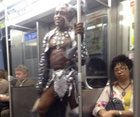 Călători duși cu sorcova. E un MISTER ce i-a determinat să se afișeze astfel în metrou | GALERIE FOTO