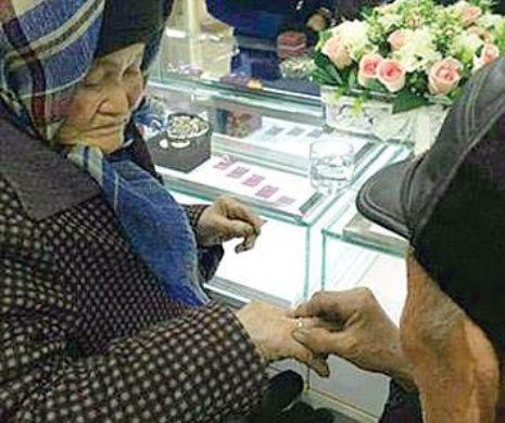 Cel mai romantic bărbat din China I-a cumpărat soției, la 80 de ani, un inel cu diamant