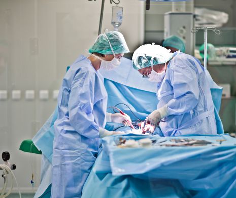 Chirurgii din Constanța care condiționau operațiile de șpăgi au fost trimiși în judecată