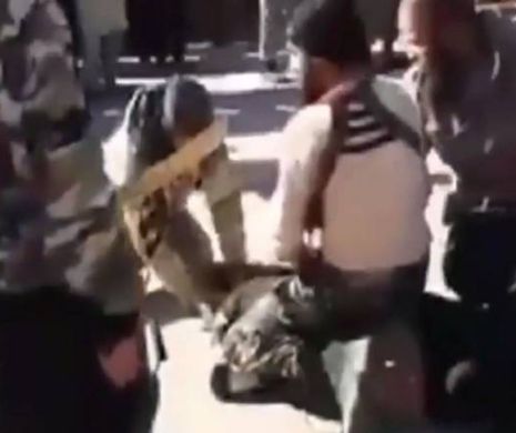 COȘMAR în piață: Un tânăr este DECAPITAT de ISIS în timp ce strigă după ajutor. Mulțimea FILMEAZĂ cu telefoanele