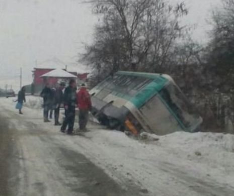 Din cauza vitezei și a zăpezii un autobuz a ajuns în ȘANȚ
