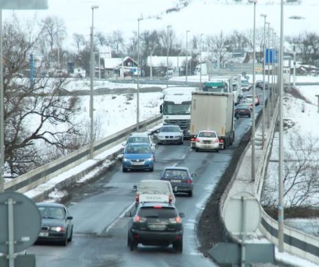Doar în România e posibil aşa ceva: gropile de pe un pod blochează o autostradă