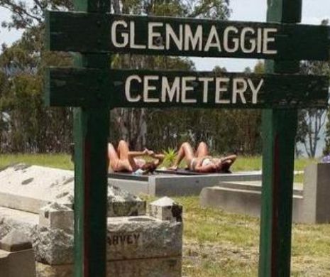 Două fete dezbrăcate, într-un cimitir. Ele au postat pe facebook că doar acolo pot sta liniștire în pielea goală