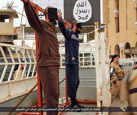 Execuţiile BRUTALE făcute de ISIS, când TOATĂ lumea era concentrată pe operaţiunile ANTITERO din Europa | Fotografii cutremurătoare