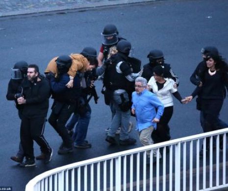 Imagini cu momentul în care poliţiştii francezi au luat cu asalt magazinul din nord-estul Parisului | VIDEO ŞOCANT