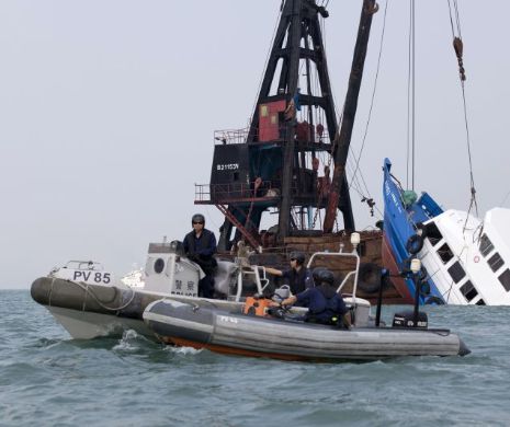 Imagini cu salvarea unor pescari - un român printre ei - a căror ambarcațiune se scufundă