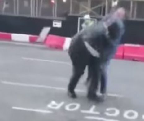 Imagini incredibile din timpul unui jaf, la Londra. Un trecător plachează un hoț înarmat cu o sabie.VIDEO
